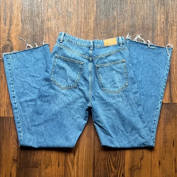 Stradivarius Classic Blue Straight Leg Jeans • High-Waisted - Picture 4 of 7